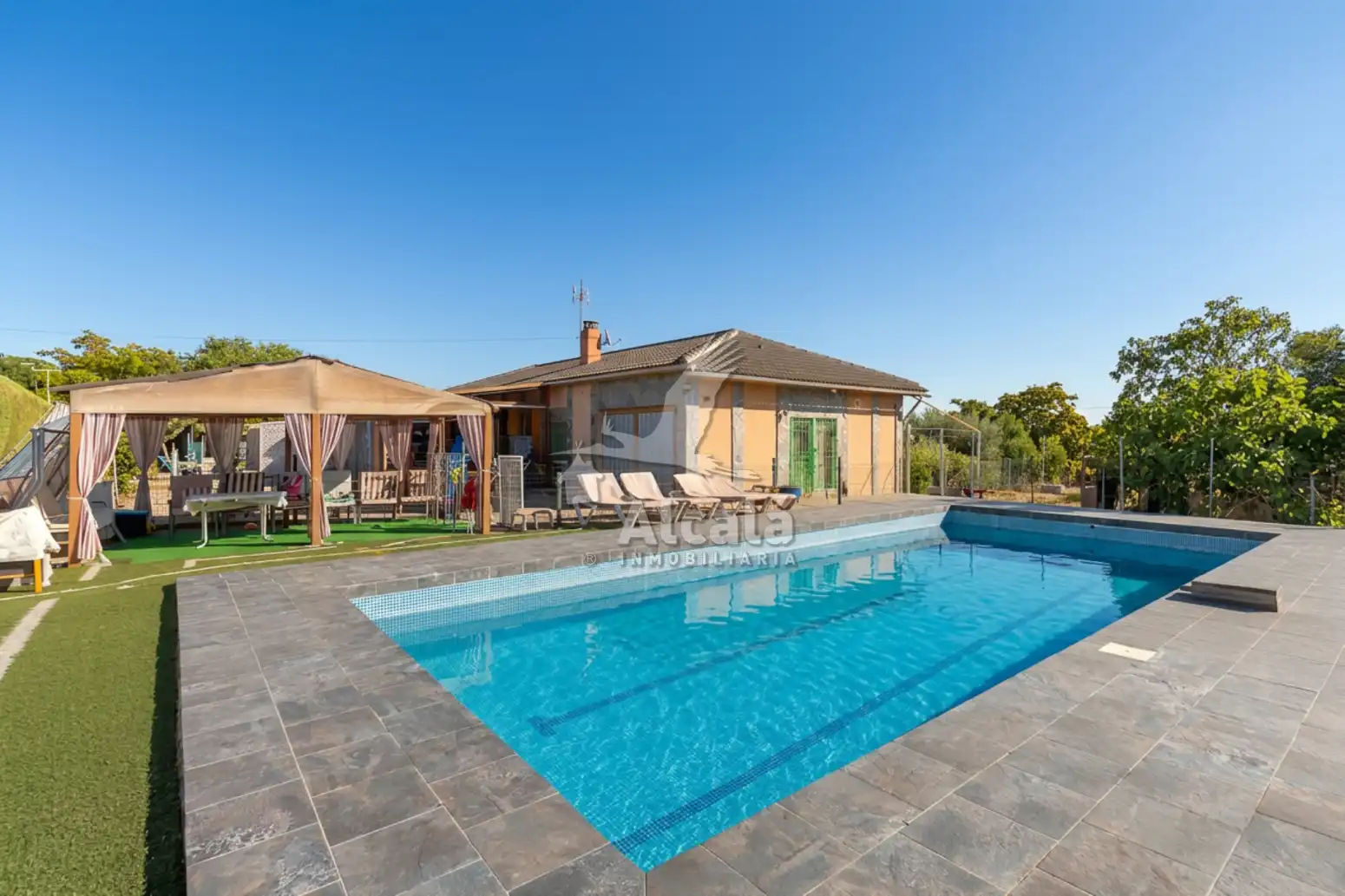 Casa amb piscina en venda a Serracines