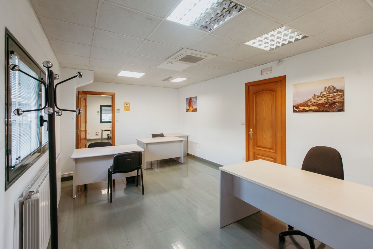 Oficina de lloguer en  Huesca Capital amb Moblat