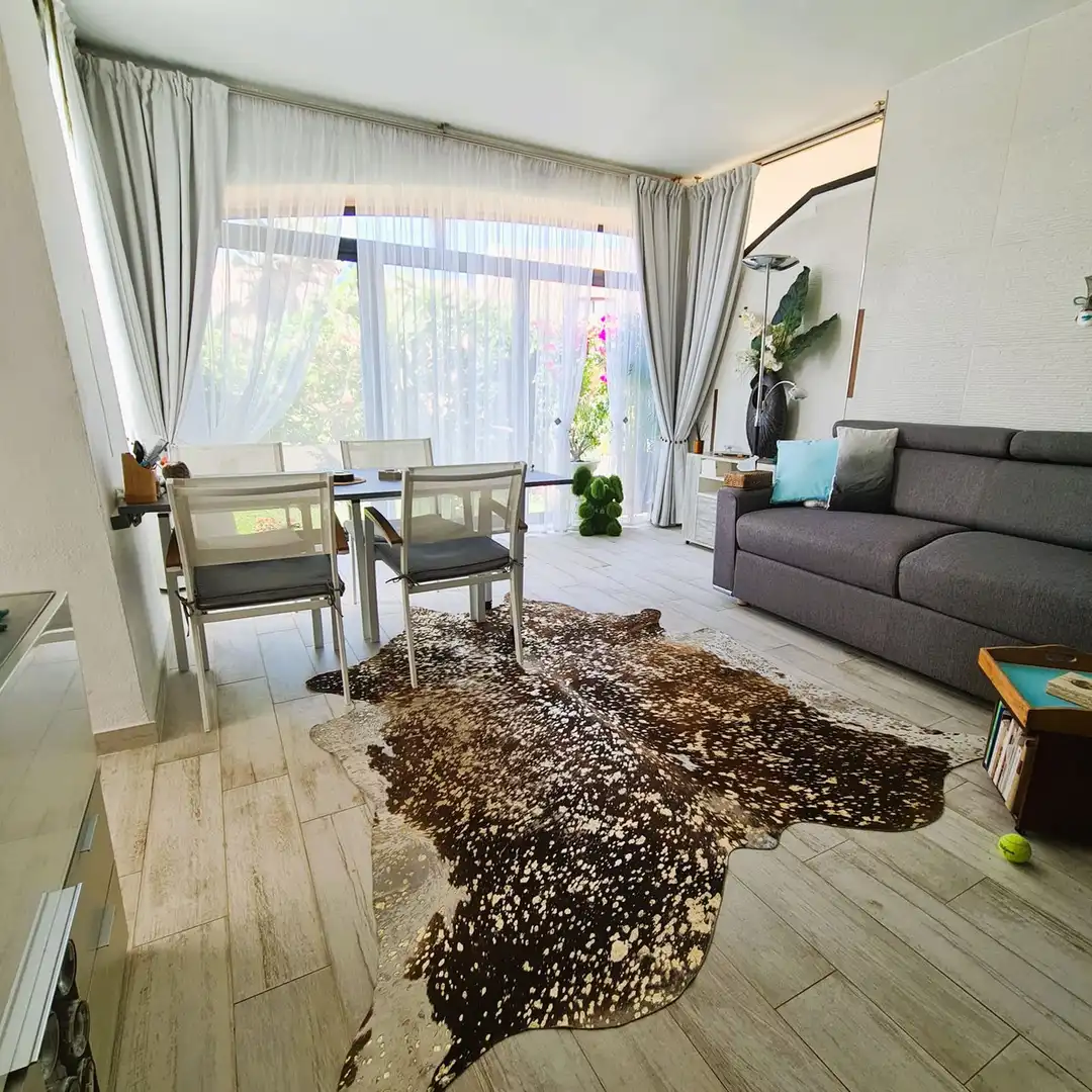 Wohnzimmer von Erdgeschoss zum Verkauf in Mijas mit Klimaanlage, Heizung und Privatgarten