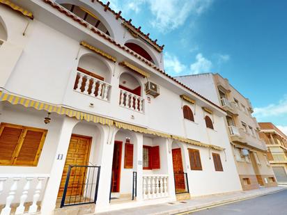 Vista exterior de Casa adosada en venda en San Pedro del Pinatar amb Aire condicionat, Terrassa i Balcó