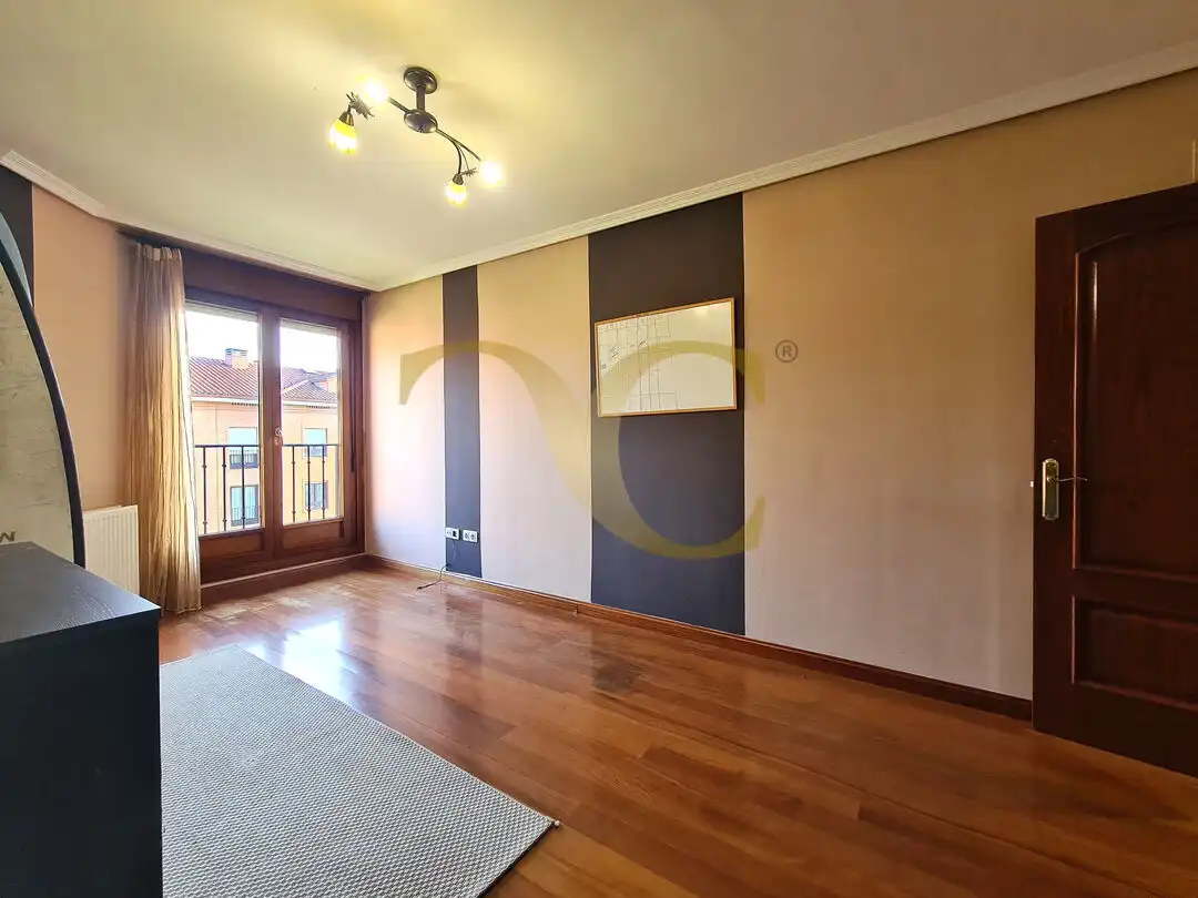 Sala d'estar de Dúplex en venda en Avilés amb Calefacció, Jardí privat i Traster