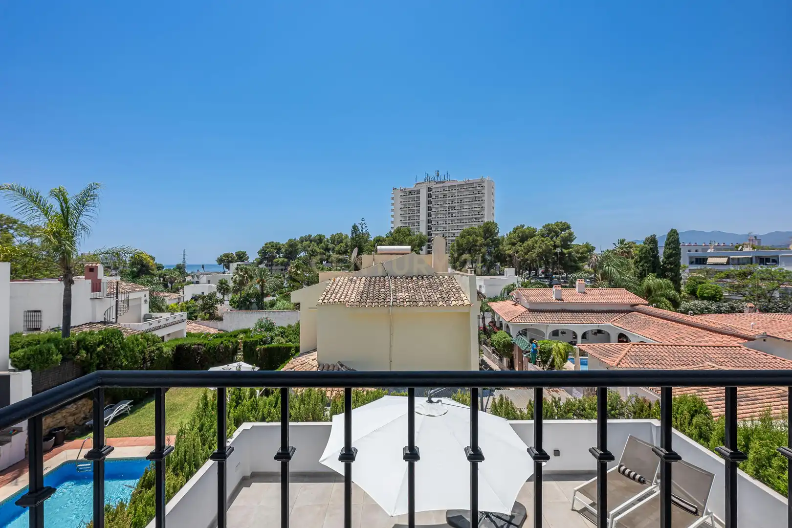 Terrasse von Haus oder Chalet zum Verkauf in Marbella mit Klimaanlage, Privatgarten und Abstellraum