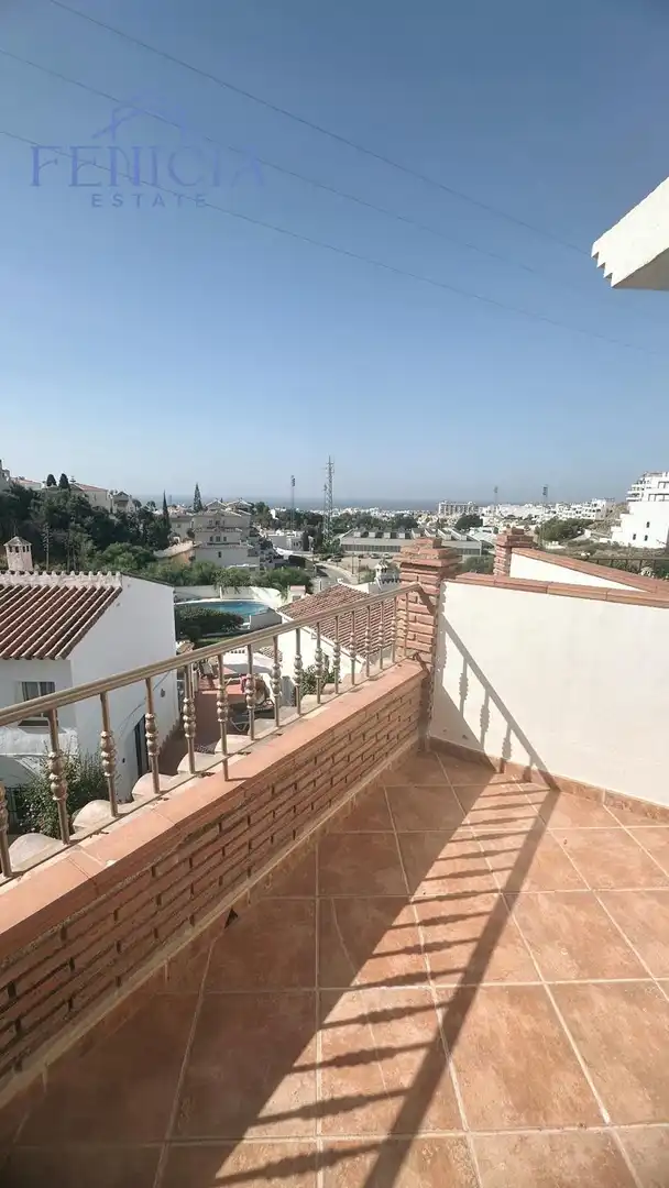 Vista exterior de Casa adosada en venta en Nerja con Jardín privado, Terraza y Piscina comunitaria