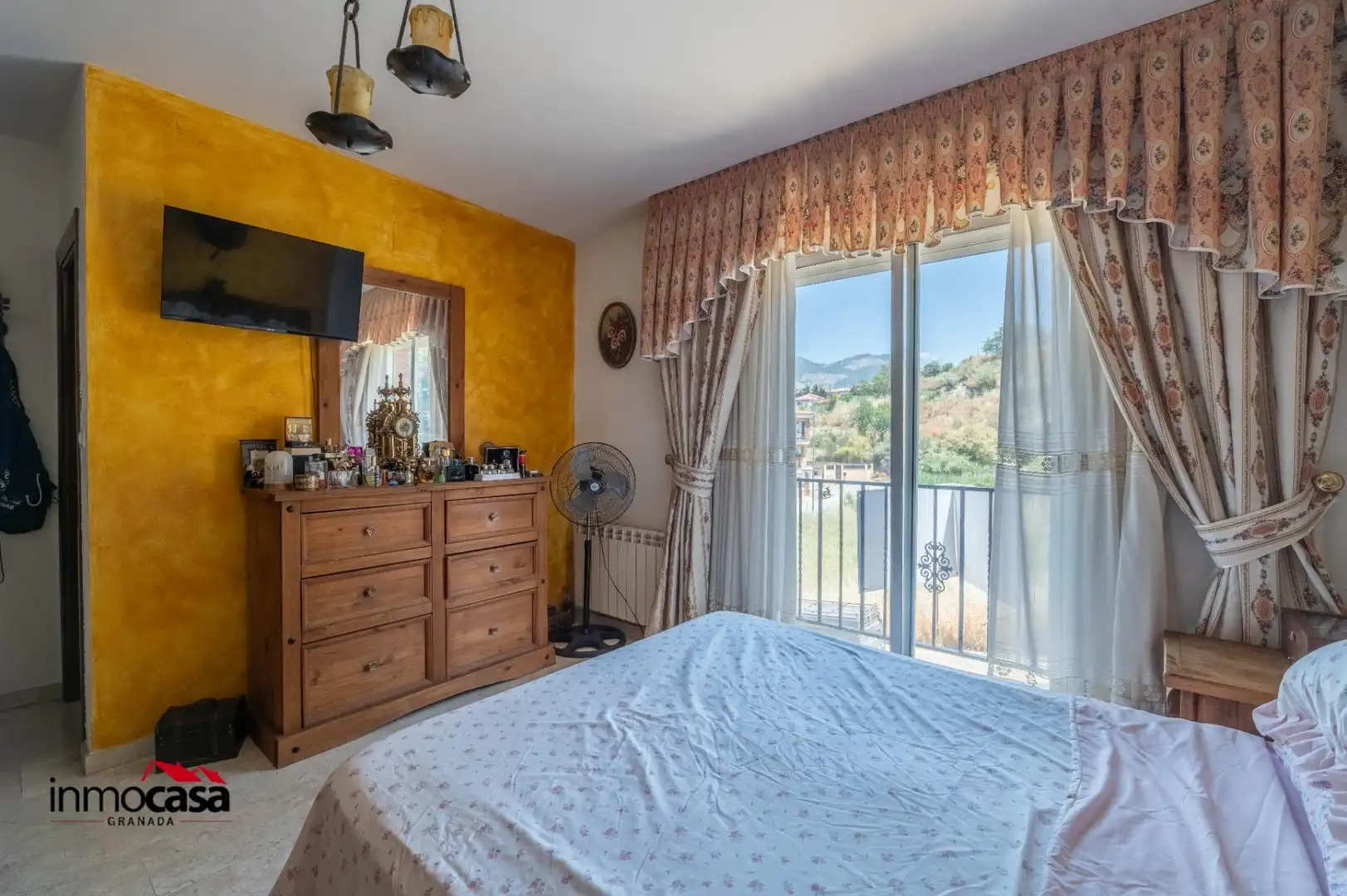 Habitación de Casa adosada en venta en Jun con Aire acondicionado, Jardín privado y Piscina