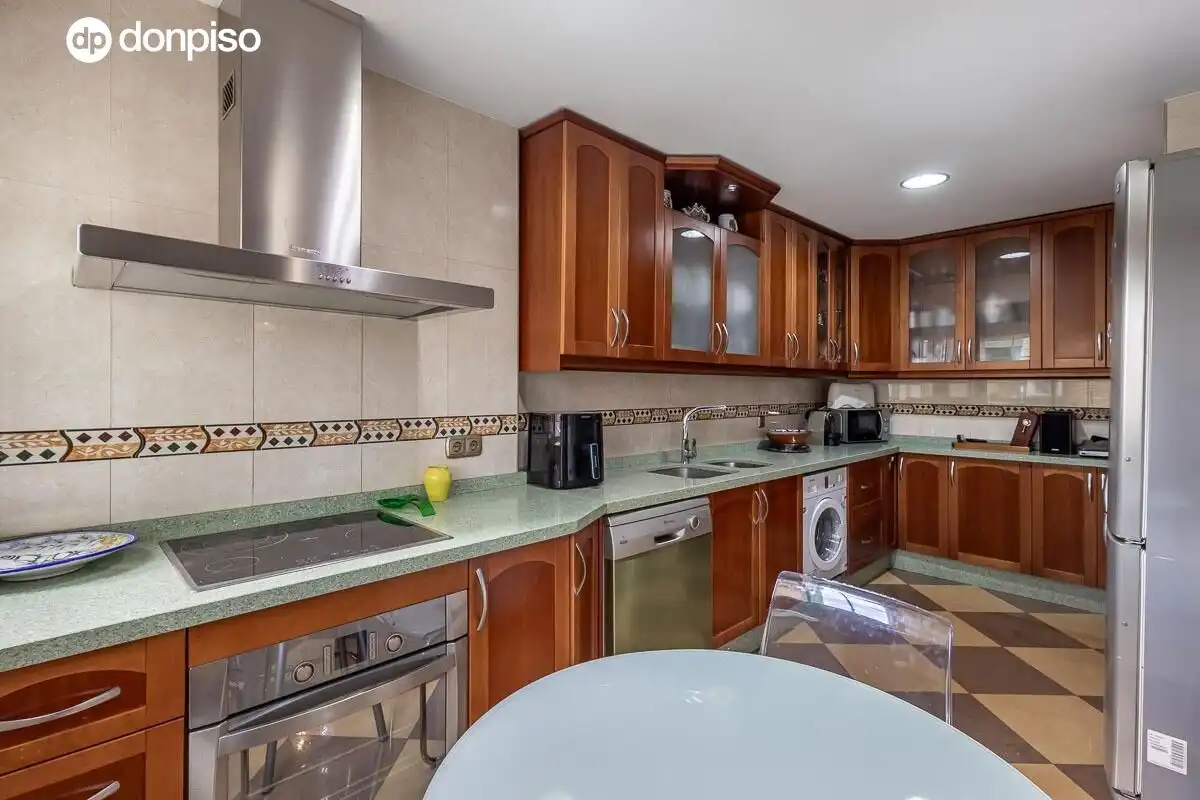 Kitchen of Flat for sale in Granada