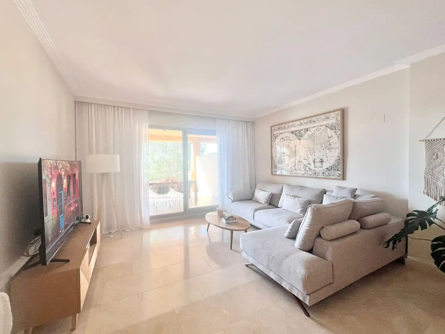 Sala d'estar de Apartament en venda en Estepona amb Moblat i Piscina comunitària