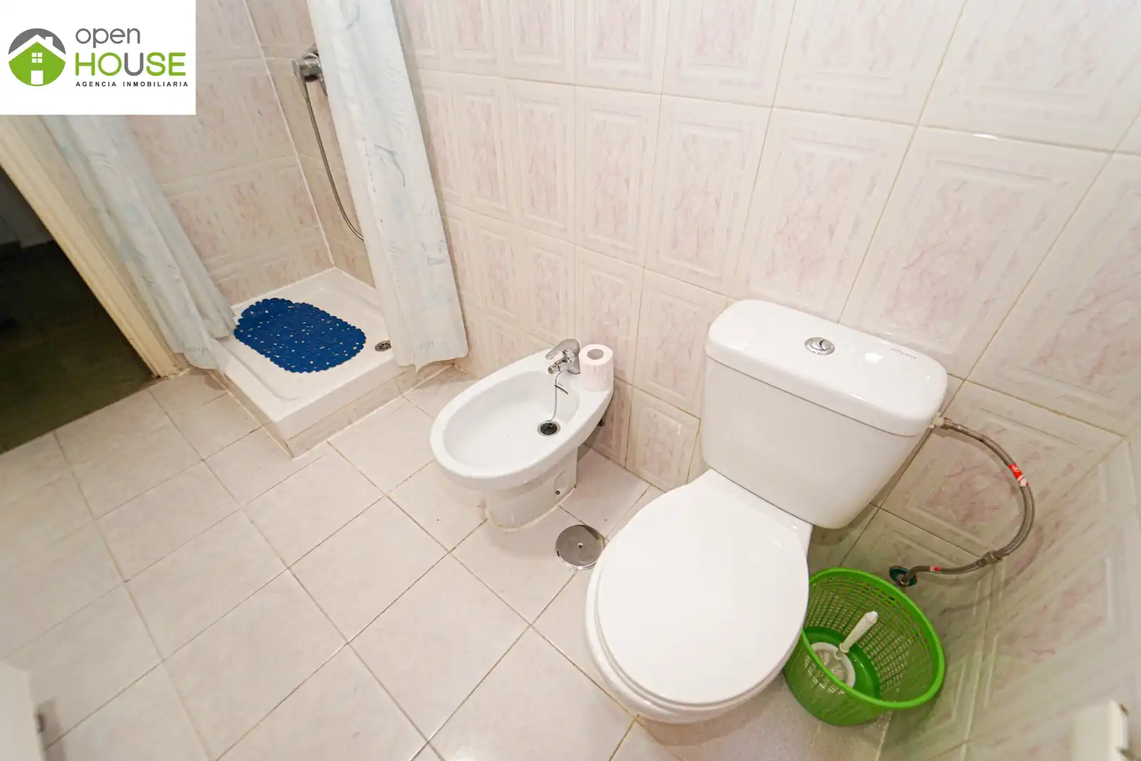 Bathroom of Flat for rent in Granada  with Furnished, Washing machine and Microwave