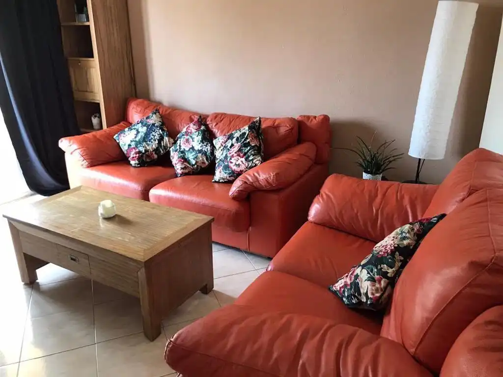 Sala d'estar de Apartament de lloguer en Benalmádena amb Aire condicionat i Moblat