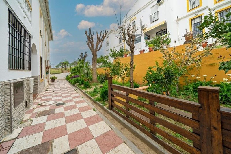 Vista exterior de Casa adosada en venda en Otura amb Aire condicionat, Terrassa i Piscina comunitària