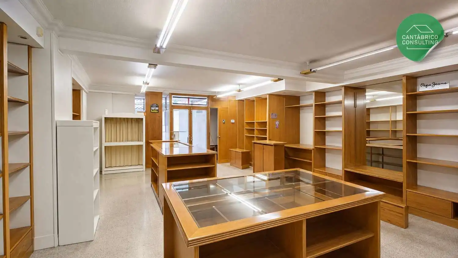 Local en venta en Navia con Amueblado
