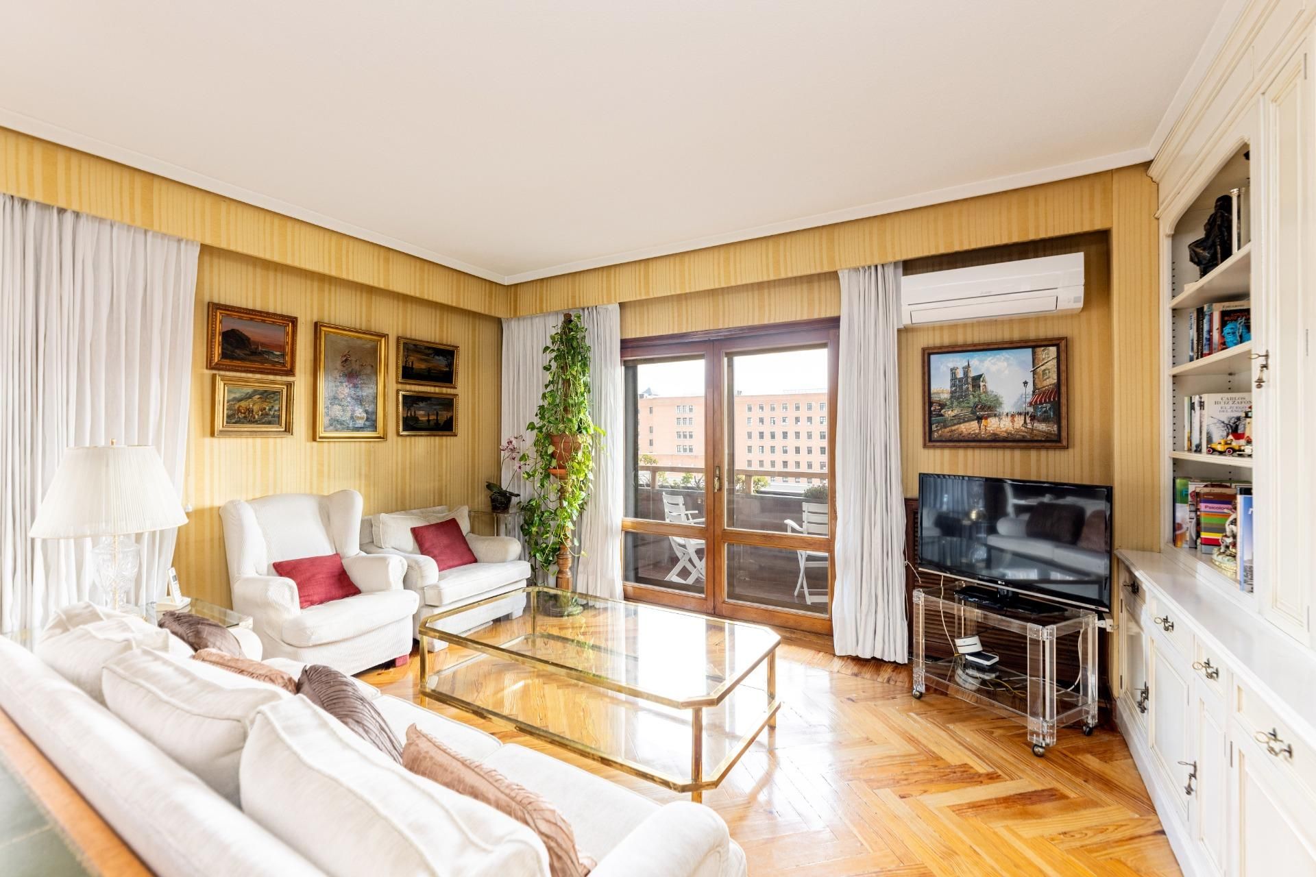 Sala de estar de Piso en venta en  Madrid Capital con Aire acondicionado, Terraza y Trastero