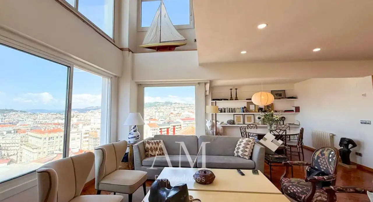 Sala d'estar de Dúplex en venda en Vigo  amb Calefacció, Terrassa i Traster
