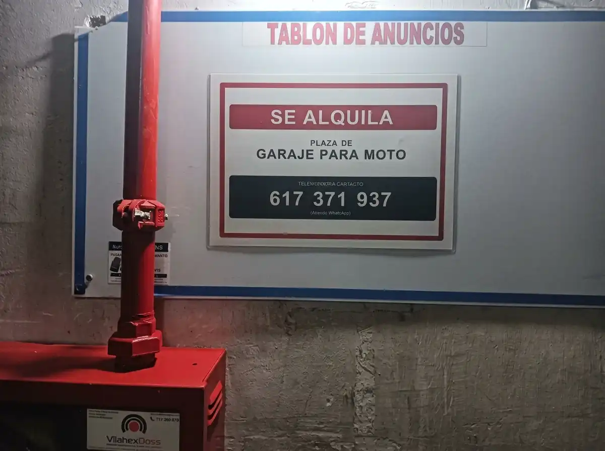 Moto amb ascensor de lloguer a Calle Cineasta Carlos Saura 5, imagen 7