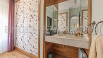 Bathroom of House or chalet for sale in  Sevilla Capital  with Air Conditioner, Terrace and Swimming Pool