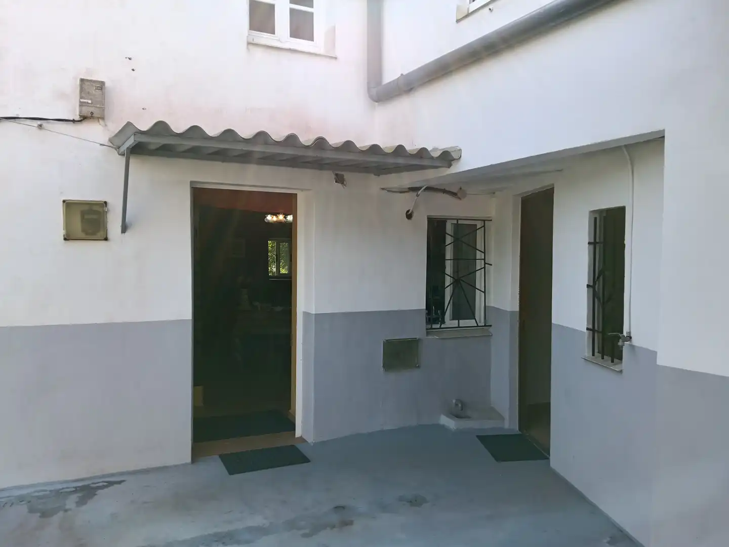 Außenansicht von Einfamilien-Reihenhaus zum Verkauf in Carral mit Privatgarten und Abstellraum
