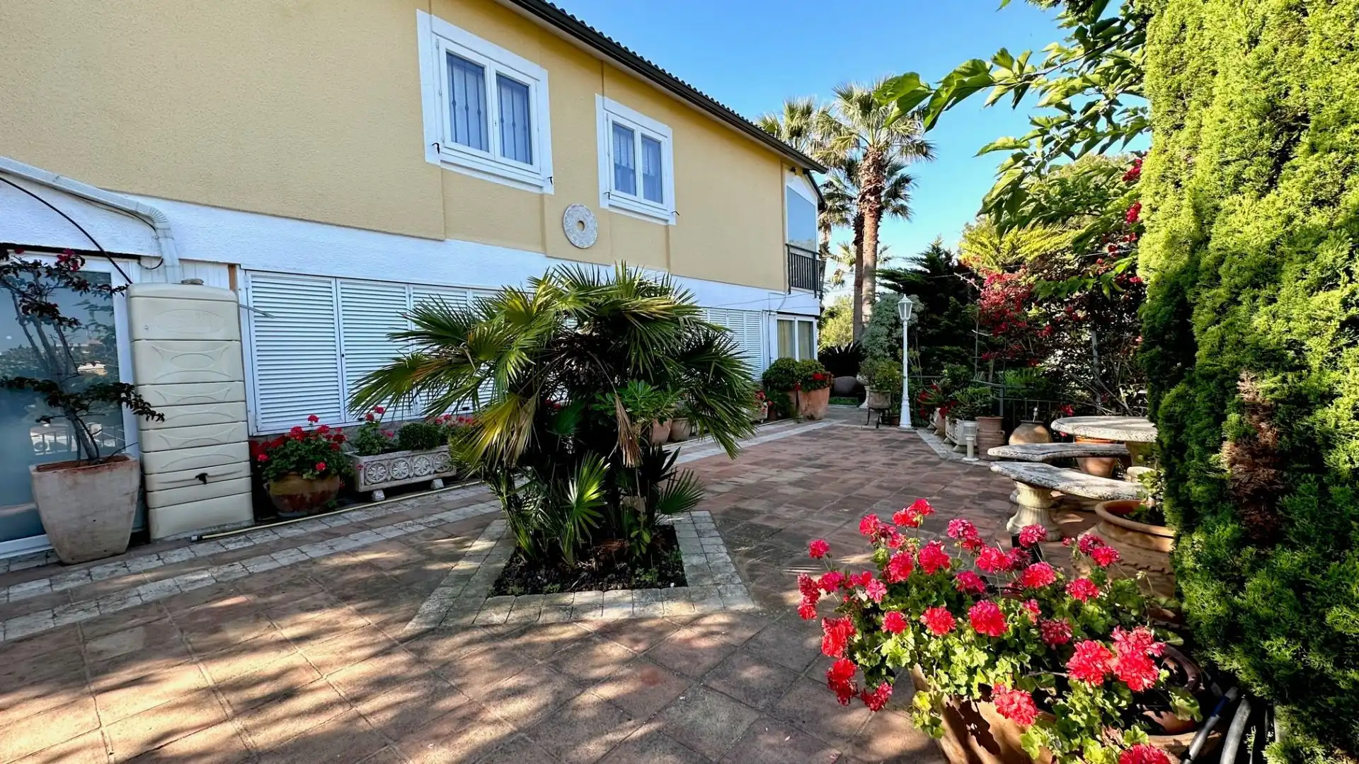 Vista exterior de Casa o xalet en venda en Lloret de Mar amb Aire condicionat, Jardí privat i Terrassa