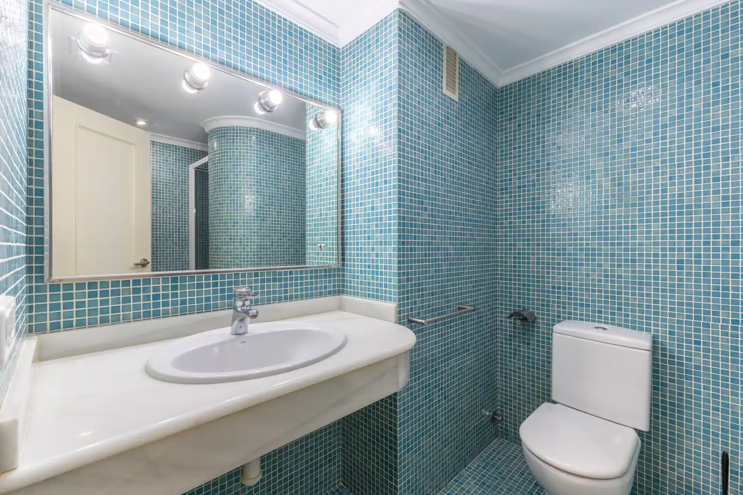 Bathroom of Flat for sale in Valencia  with Air Conditioner, Heating and Balcony