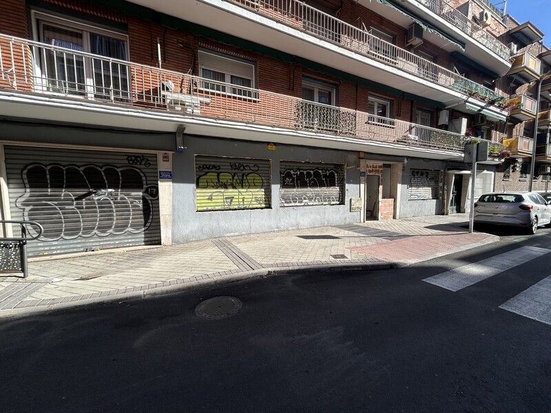 Vista exterior de Local en venda en  Madrid Capital