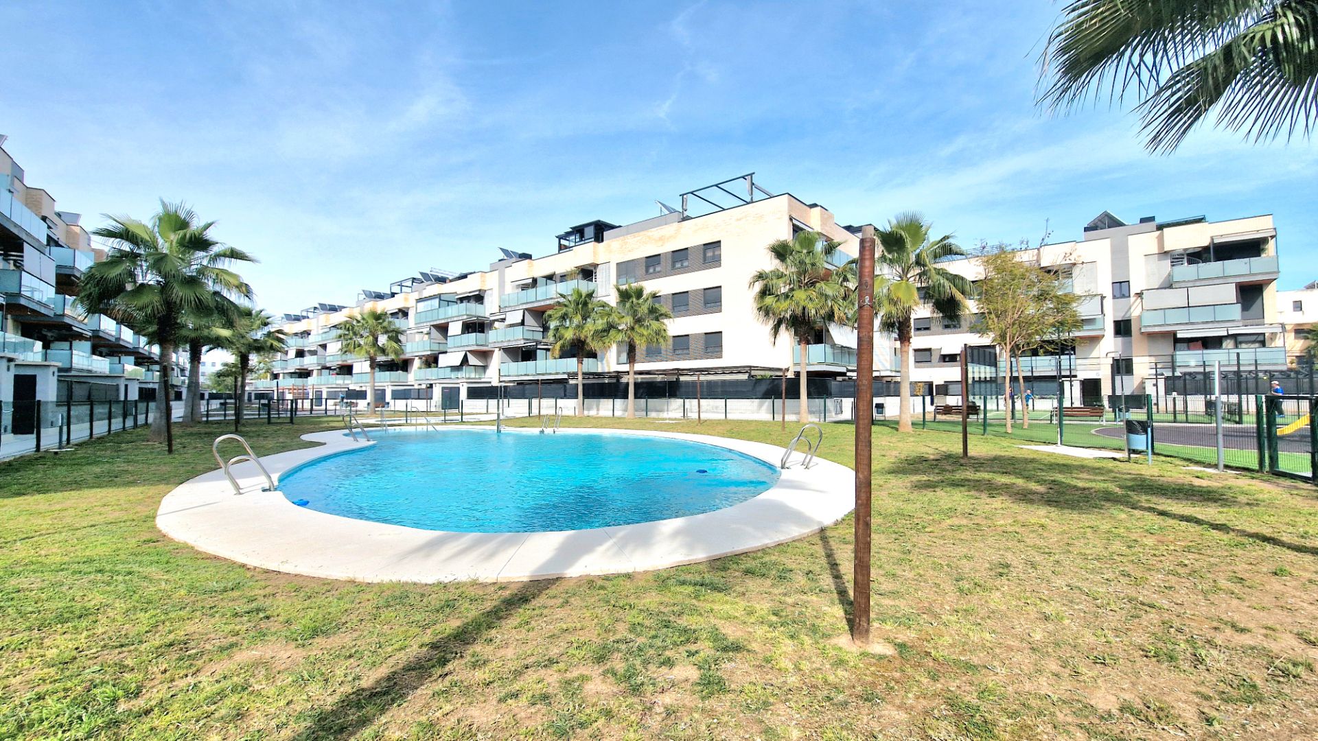 Exterior view of Flat to rent in San Juan de Aznalfarache  with Air Conditioner, Terrace and Furnished