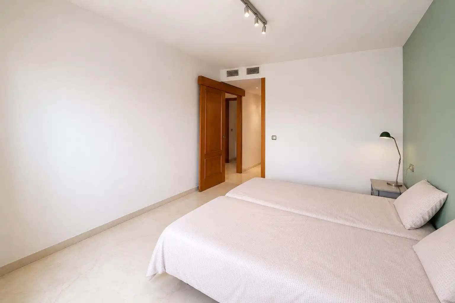 Habitación de Ático de alquiler en Málaga con Jardín privado, Terraza y Amueblado