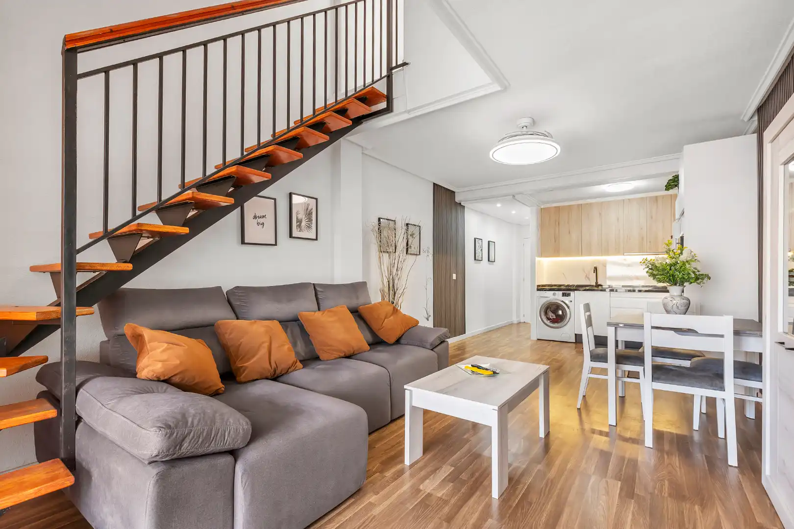 Sala d'estar de Dúplex en venda en Torrevieja amb Aire condicionat, Calefacció i Parquet