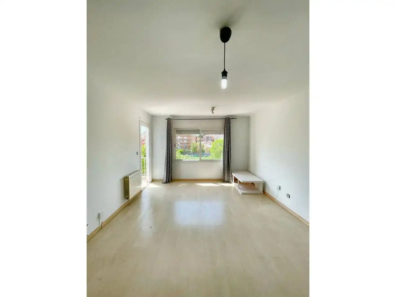 Außenansicht von Wohnung zum Verkauf in Cerdanyola del Vallès mit Heizung, Parkett und Balkon