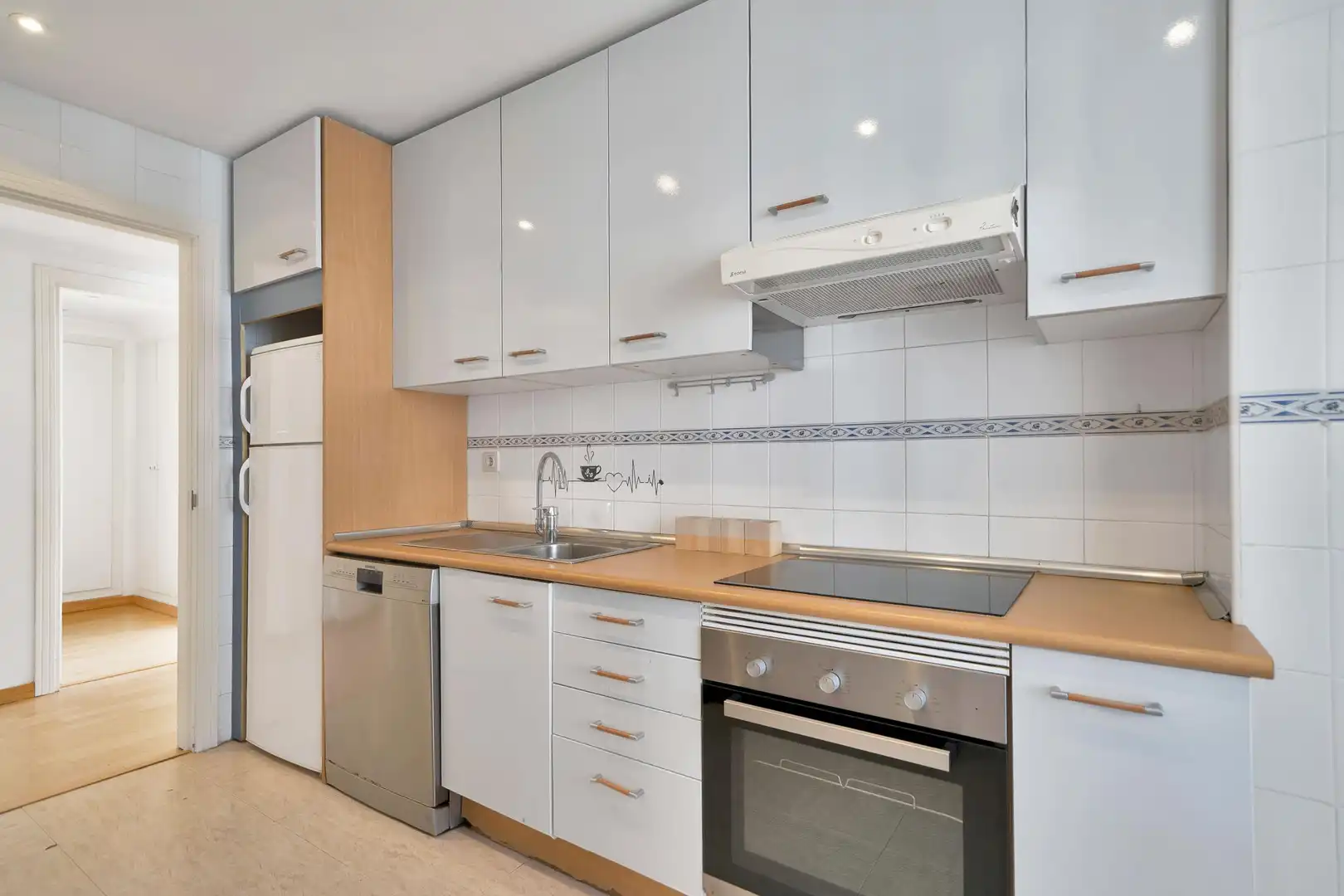 Cocina de Apartamento en venta en Marbella con Aire acondicionado, Calefacción y Jardín privado