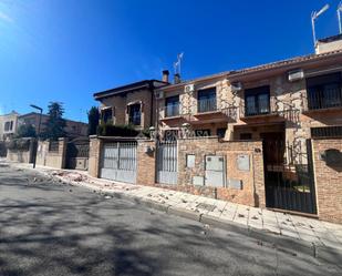 Exterior view of Single-family semi-detached for sale in Navalcarnero  with Air Conditioner and Terrace