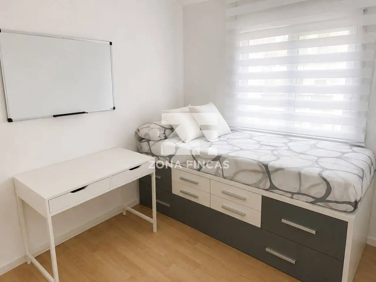 Bedroom of Flat for sale in Santa Coloma de Gramenet  with Air Conditioner, Heating and Parquet flooring