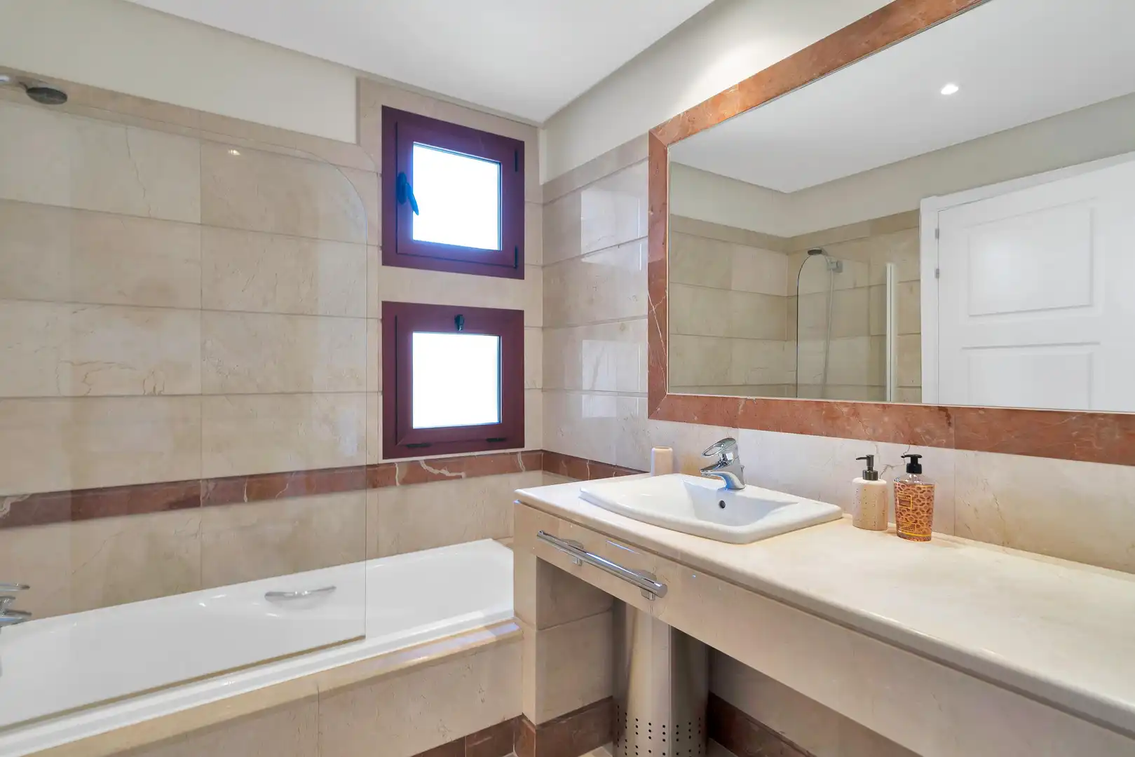 Bany de Apartament en venda en Marbella amb Aire condicionat, Calefacció i Jardí privat