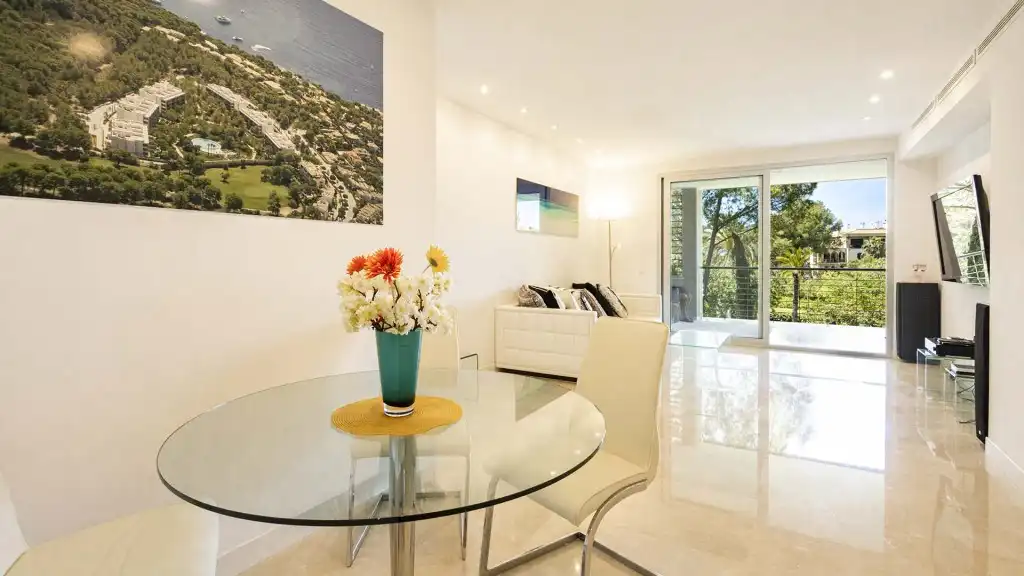 Menjador de Apartament en venda en Calvià amb Aire condicionat, Jardí privat i Terrassa
