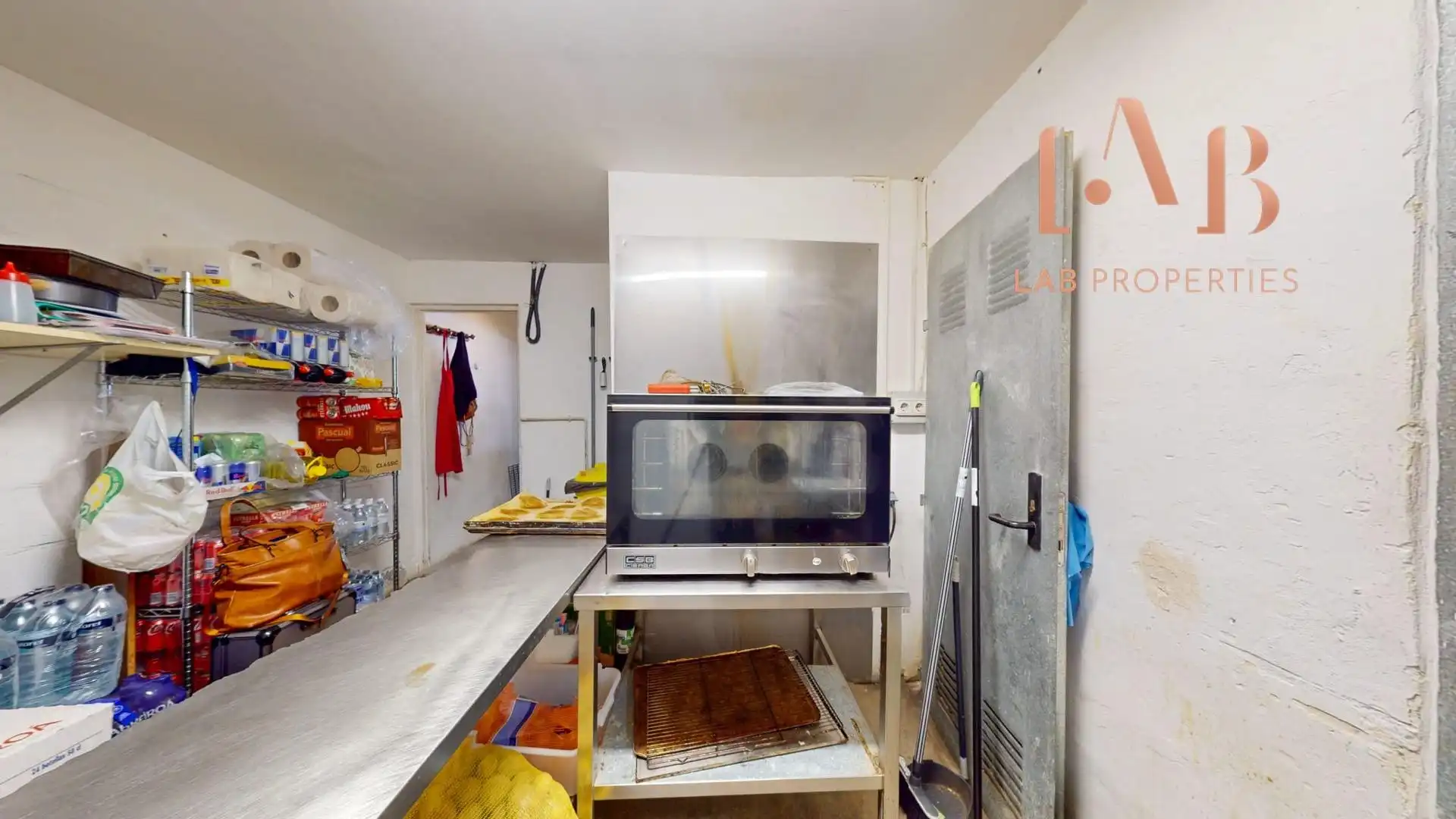 Cuina de Local de lloguer en  Palma de Mallorca amb Aire condicionat i Moblat