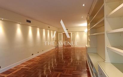 Flat for sale in  Madrid Capital  with Air Conditioner, Heating and Terrace
