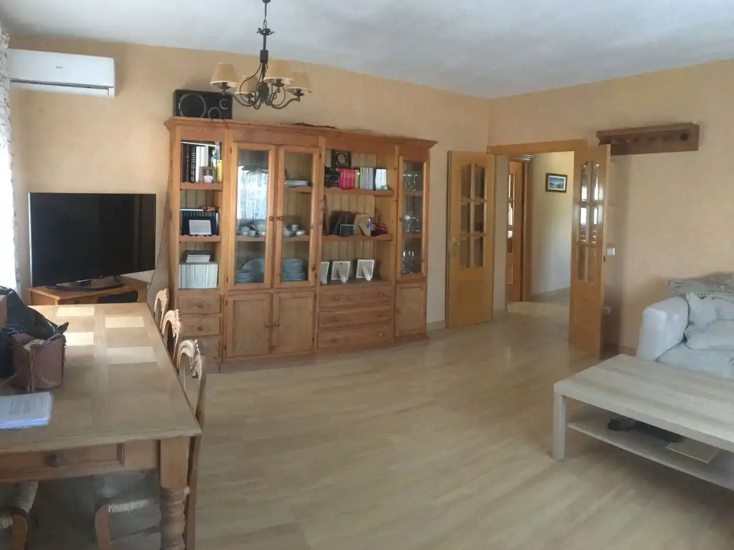 Wohnzimmer von Wohnung zum Verkauf in Cobisa mit Klimaanlage, Privatgarten und Parkett