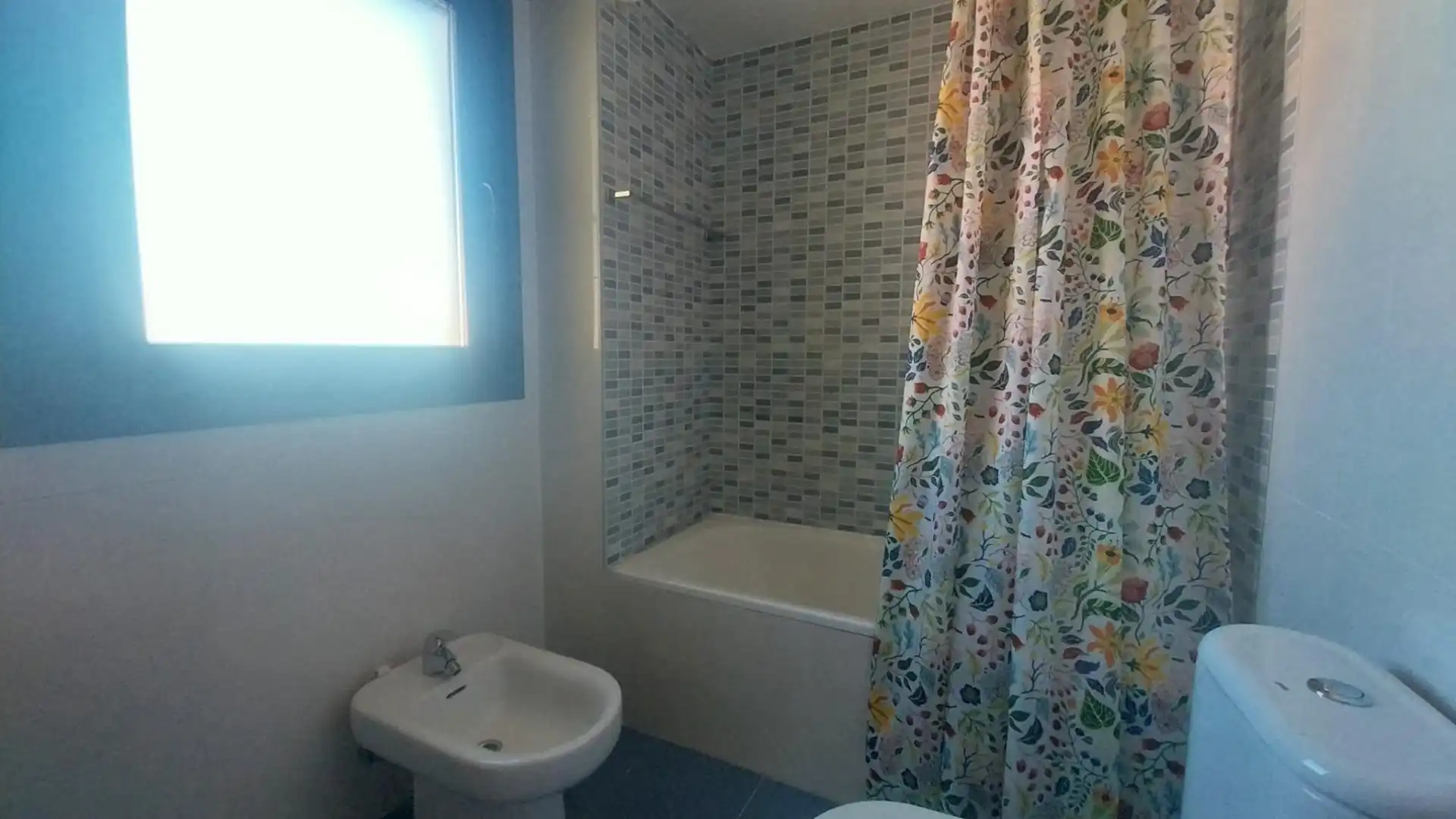Baño de Casa adosada en venta en Tudela de Duero con Calefacción y Jardín privado