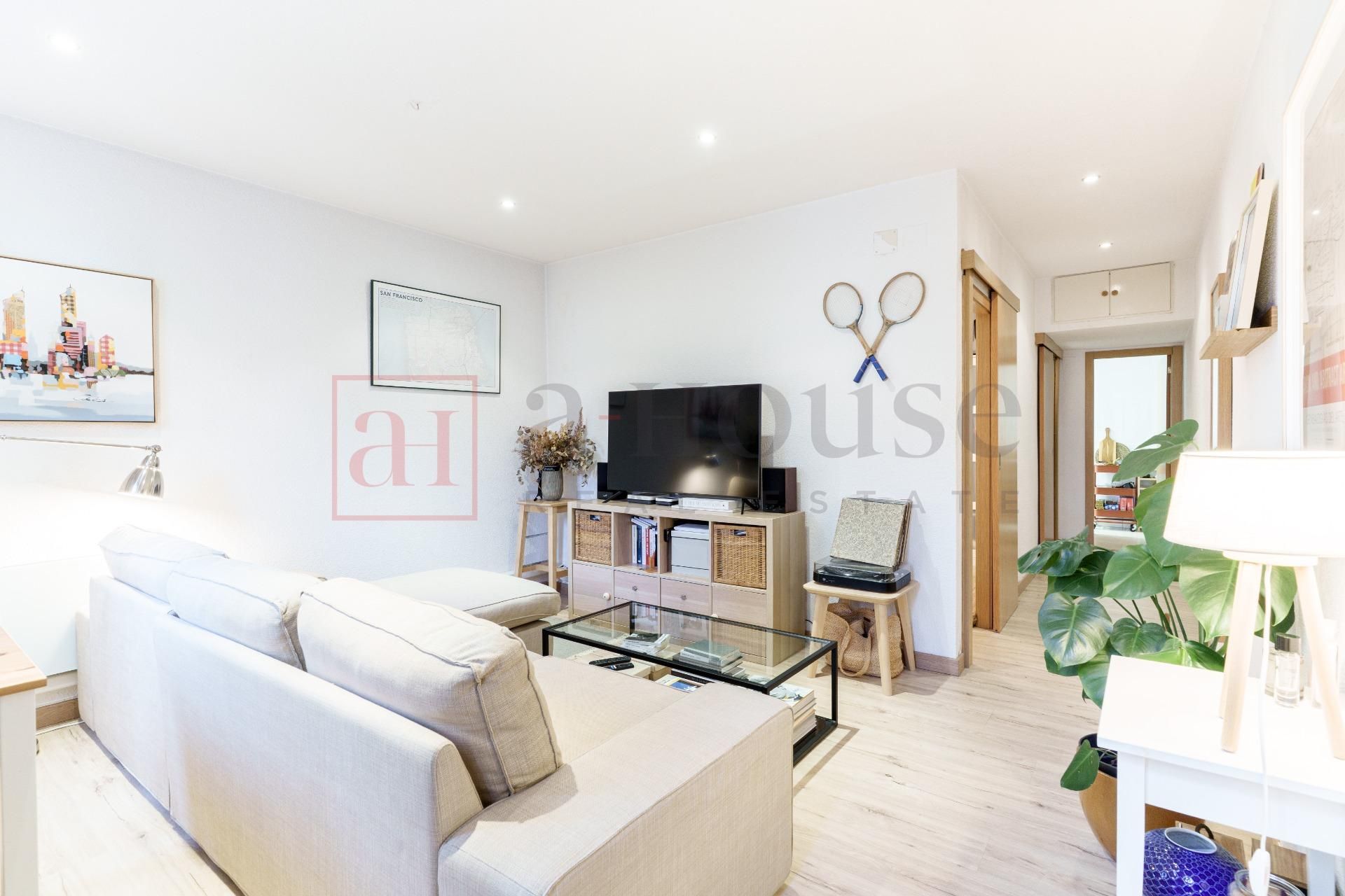 Living room of Flat for sale in  Madrid Capital  with Air Conditioner, Heating and Furnished