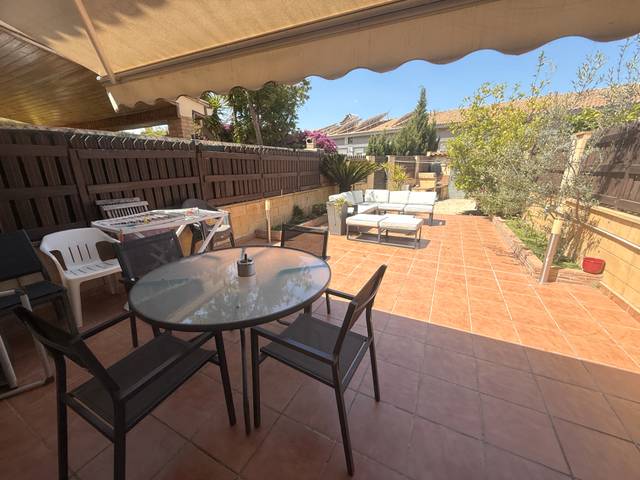 Casa adosada en Venta en Avenida Ocho de Abril en San Antonio de Benagéber