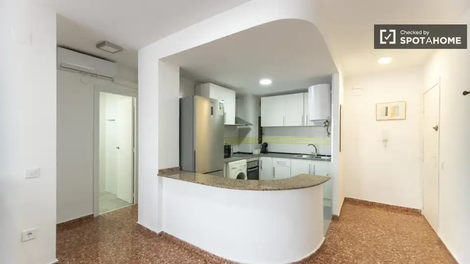 Cuina de Pis de lloguer en Valencia amb Aire condicionat, Calefacció i Moblat