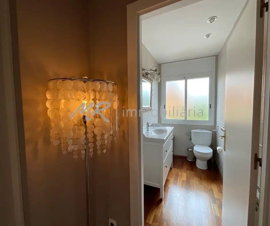 Badezimmer von Dachboden zum Verkauf in Vallromanes mit Heizung, Terrasse und Abstellraum