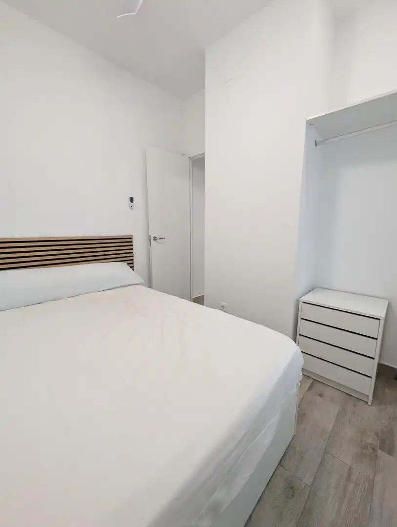 Dormitori de Apartament de lloguer en Sevilla amb Aire condicionat i Moblat
