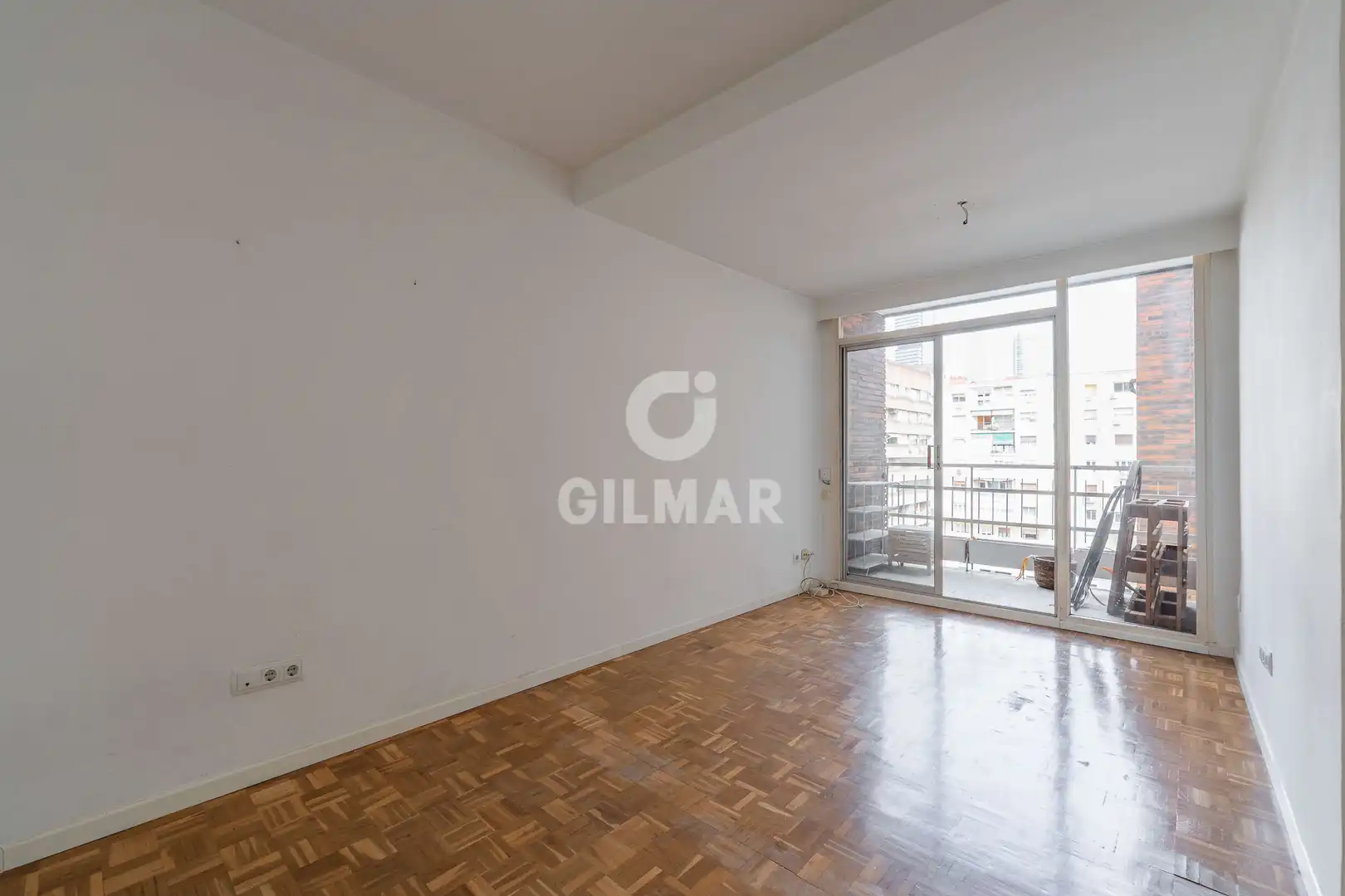 Habitación de Piso en venta en Madrid con Calefacción, Piscina y Balcón