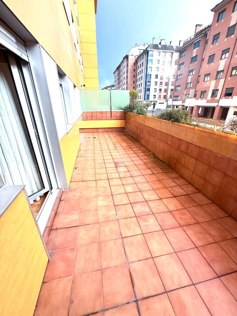 Terrassa de Pis en venda en Oviedo  amb Calefacció, Terrassa i Traster