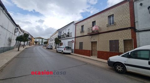 CASA CON PATIO A LA VENTA