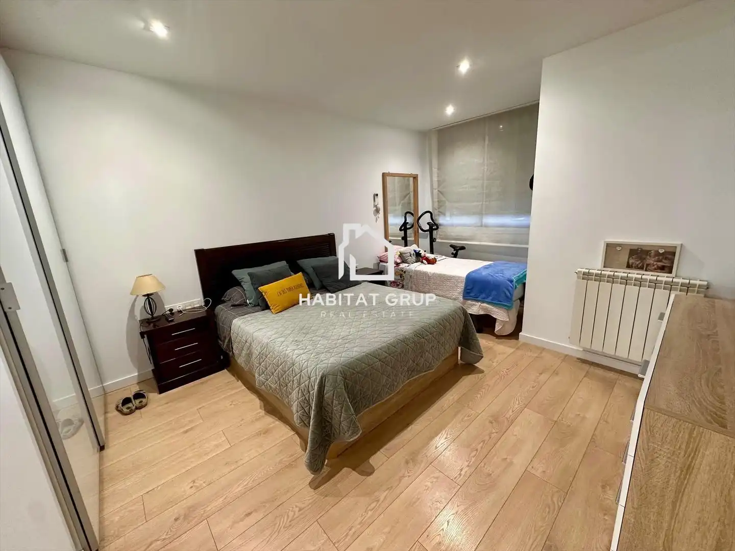 Schlafzimmer von Wohnung zum Verkauf in Salt mit Klimaanlage und Terrasse