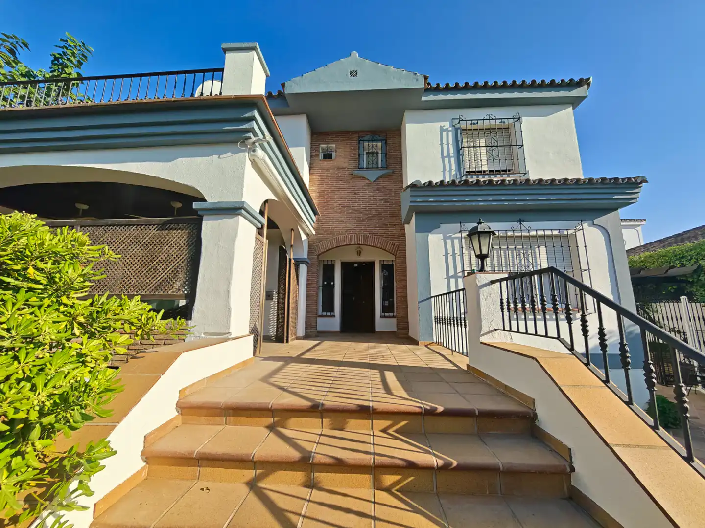 Vista exterior de Casa o chalet en venta en Alhaurín de la Torre con Aire acondicionado, Calefacción y Jardín privado