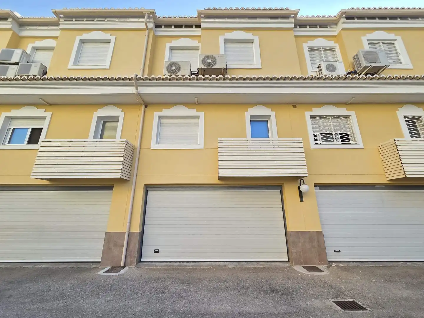 Vista exterior de Casa adosada en venda en Gandia amb Aire condicionat, Jardí privat i Terrassa