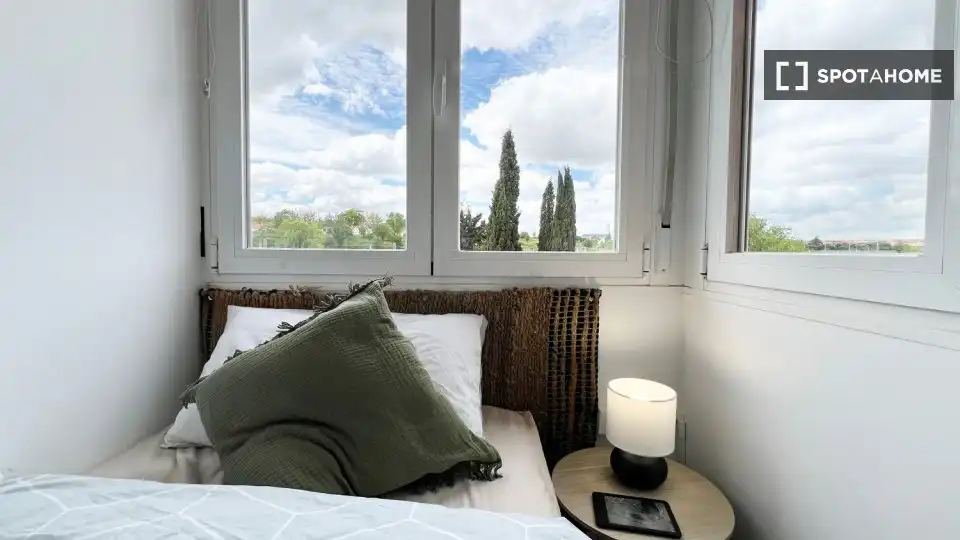 Bedroom of Flat for rent in Madrid  with Air Conditioner, Heating and Furnished