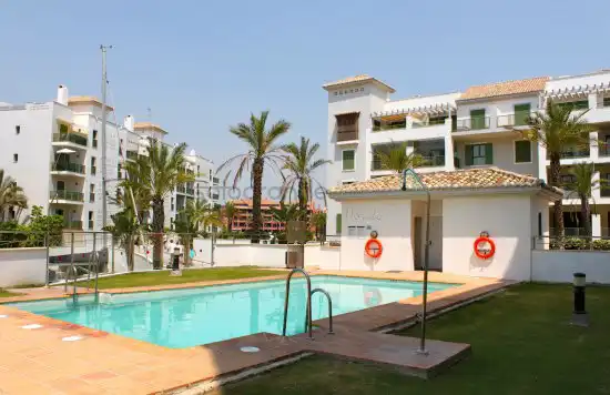 Außenansicht von Wohnungen zur Miete in Sotogrande mit Klimaanlage, Heizung und Terrasse