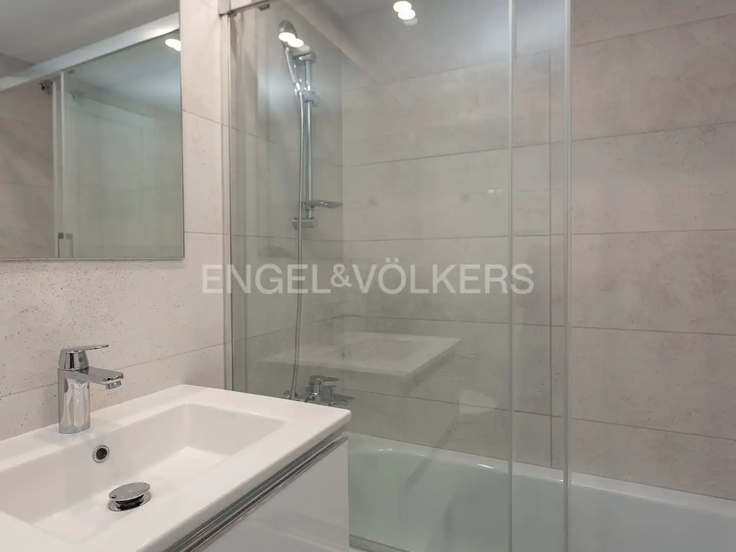Bathroom of Flat for rent in Esplugues de Llobregat  with Air Conditioner, Heating and Parquet flooring