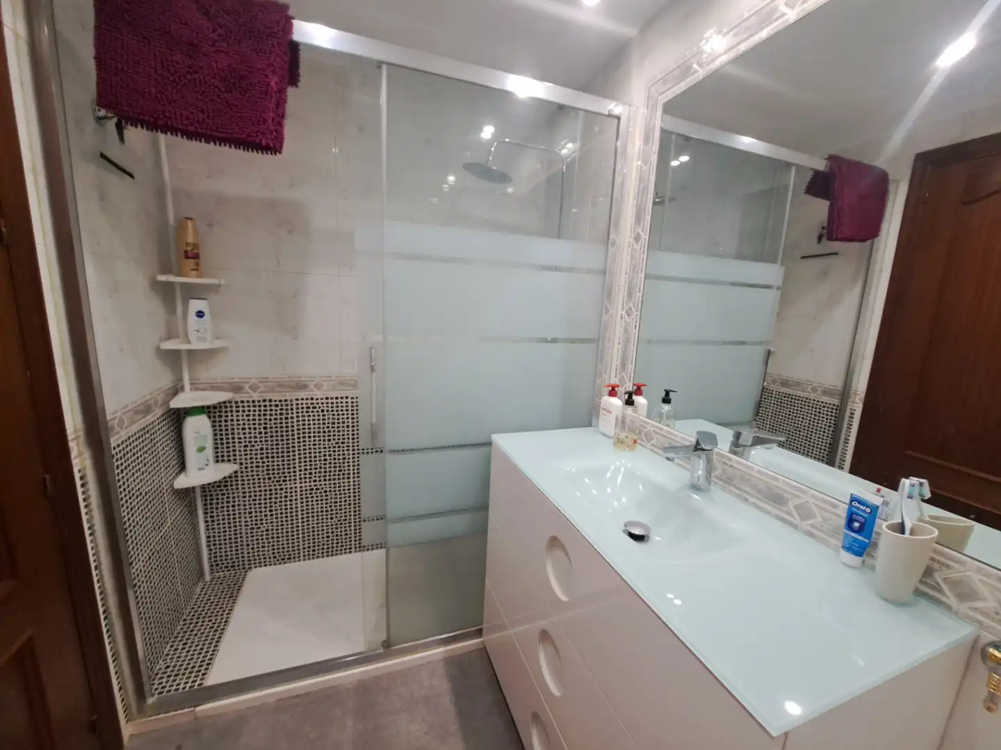 Baño de Piso de alquiler en Marbella con Calefacción, Terraza y Amueblado